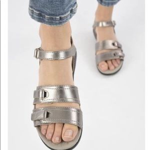 CLARKS Alexis Shine Leather Sandals Pewter Metallic Size 8M Ortholite Footbed